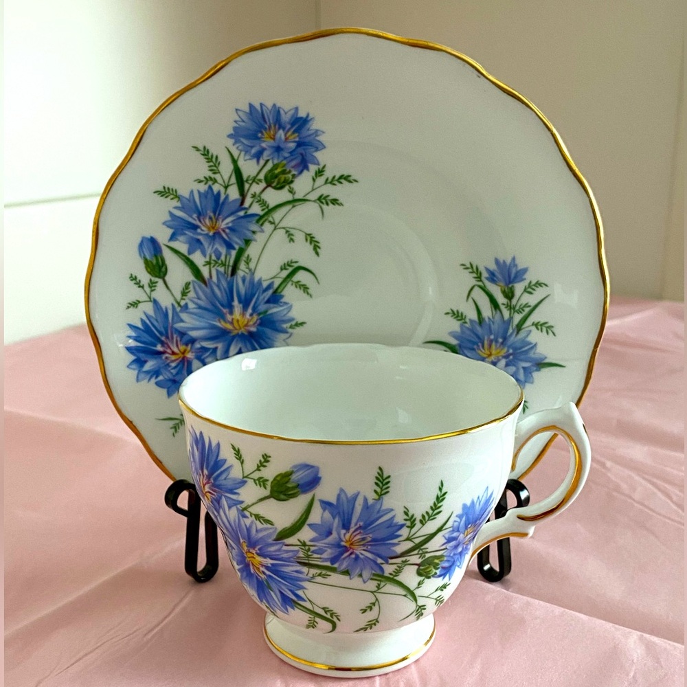 EUC VTG Royal Vale Bone China Teacup and Saucer in Large Blue Floral Motifs